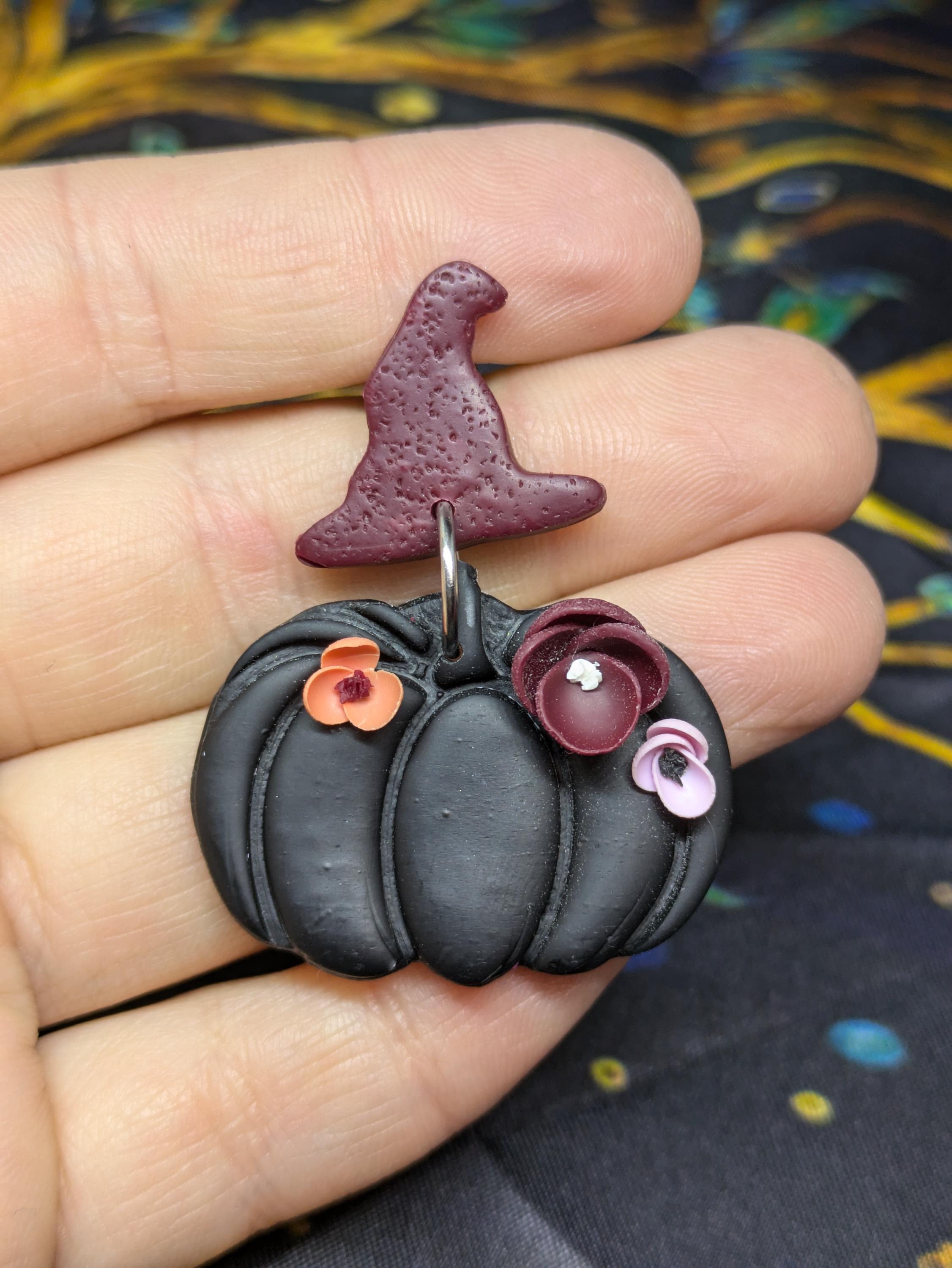 Orecchini fatti a mano a forma di cappello da strega con zucca di Halloween: gioielli in argilla polimerica - Italia