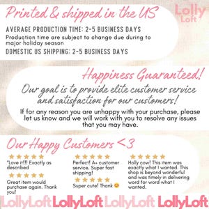Pode incluir: Um fundo branco com texto rosa que diz "Printed & shipped in the US Lolly Loft". O texto tamb&eacute;m inclui "AVERAGE PRODUCTION TIME: 2-5 BUSINESS DAYS", "DOMESTIC US SHIPPING: 2-5 BUSINESS DAYS", "Happiness Guaranteed!" e "Our goal is to provide elite customer service and satisfaction for our customers!" O texto tamb&eacute;m inclui avalia&ccedil;&otilde;es de clientes com cinco estrelas e coment&aacute;rios positivos.