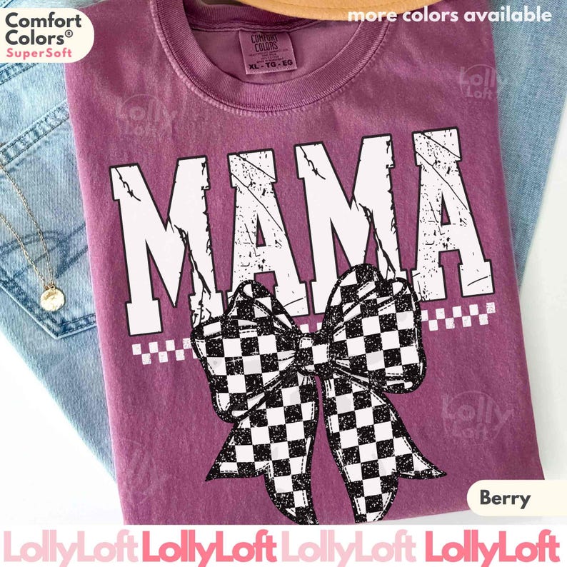 Op de afbeelding: Bessenkleurig T-shirt met het woord "MAMA" in witte blokletters en een zwart-wit geblokte strik. Het shirt is een Comfort Colors Super Soft XL-TG-EG.