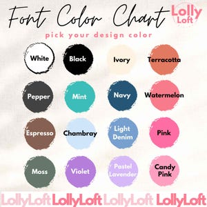 Pu&ograve; includere: Una cartella colori con 16 diversi campioni di colore, ognuno etichettato con un nome di colore. I colori includono bianco, nero, avorio, terracotta, pepe, menta, blu navy, anguria, espresso, chambray, denim chiaro, rosa, muschio, viola, lavanda pastello e rosa confetto. La cartella &egrave; intitolata "Font Color Chart" e "Lolly Loft" in un font scritto a mano. Il testo "pick your design color" &egrave; incluso.