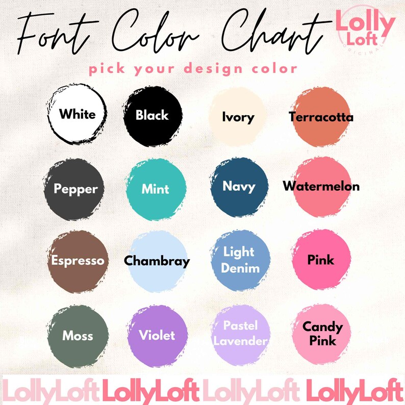 Pu&ograve; includere: Una cartella colori con 16 diversi campioni di colore, ognuno etichettato con un nome di colore. I colori includono bianco, nero, avorio, terracotta, pepe, menta, blu navy, anguria, espresso, chambray, denim chiaro, rosa, muschio, viola, lavanda pastello e rosa confetto. La cartella &egrave; intitolata "Font Color Chart" e "Lolly Loft" in un font scritto a mano. Il testo "pick your design color" &egrave; incluso.