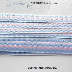 Acabamento embelezado vintage feito na Suíça, design de bolinhas e vieiras azul-bebê e rosa, acabamento de borda bordada azul-bebê e rosa, por metro