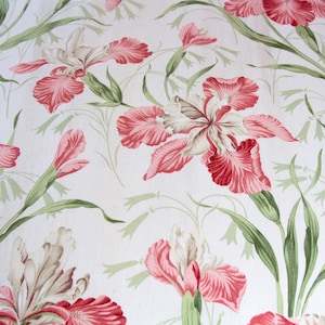 Peut inclure: Motif floral répété avec des fleurs d'iris roses et blanches, des tiges et des feuilles vertes sur fond blanc. Les fleurs aux pétales détaillés créent un motif botanique, idéal pour tissu ou papier peint.