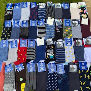 Pode incluir: Uma variedade de meias coloridas com diferentes padrões e designs. As meias estão dispostas em filas e incluem designs como listras, bolinhas e formas geométricas. As meias são todas de algodão e são adequadas para o uso diário.