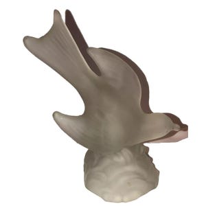 L. E. Smith Frosted Satin Glass Bird/Thrush in Flight Figurine 8 3/4 inches tall