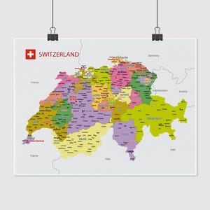 Puede incluir: Un mapa colorido de Suiza que muestra cantones distintos en tonos verde, amarillo, morado y rosa. El mapa incluye el texto SWITZERLAND en rojo junto a una cruz blanca sobre un cuadrado rojo, con etiquetas para ciudades y países vecinos.