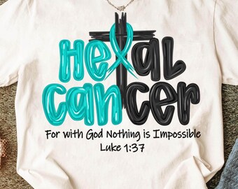 Może przedstawiać: Biała koszulka z napisem "Heal Cancer" w kolorze turkusowym i czarnym, z turkusową wstążką i krzyżem. Tekst "For with God Nothing is Impossible Luke 1:37" jest wydrukowany poniżej. Koszulka ma metkę Comfort Colors.