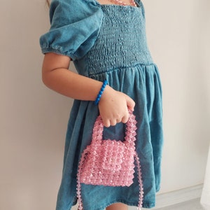 Bolso mini cruzado con asa superior hecho a mano con cuentas de cristal rosa