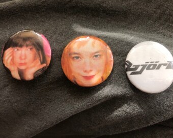 Pin's Badge Bjork - Debut / Post - Neuf De Haute Qualité - Métal - Musique