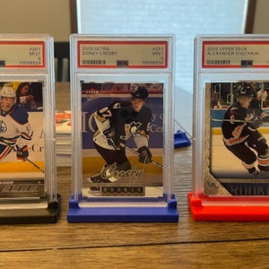 Porte-cartes polyvalent pour PSA et chargeurs par le haut - Présentoir compact et léger, support élégant et bon marché pour le TCG, le hockey, le baseball et plus encore