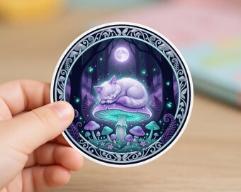 Könnte beinhalten: Runder Aufkleber mit einer schlafenden weißen Katze auf einem Pilz in einer Waldszene. Das Design umfasst einen Vollmond, leuchtende Pilze und einen dekorativen Rand mit einem skurrilen Fantasie-Thema.