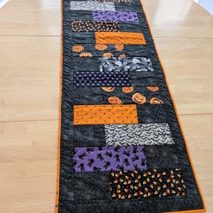 Halloween patchwork table runner ~ Halloween table topper ~ 15.50&quot; x 40&quot; ~ quilted ~ hand made.  Halloween decor.