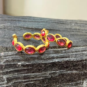 Vergoldete Rubinquarz Ohrringe: Oval Roter Edelstein Creolen, einzigartiges Schmuck Geschenk für Sie