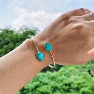Pode incluir: Um conjunto de três canecas de cerâmica com acabamento manchado e fosco. As canecas são em tons de creme, cinza claro e cinza escuro. Cada caneca tem um design simples e minimalista e uma alça arredondada.