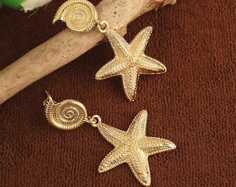 Orecchini a forma di stella marina e conchiglia placcati in oro 18 carati: gioielli boho-costieri