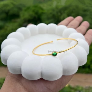 Bracelet jonc émeraude plaqué or 18 carats : manchette fine réglable mini pierre verte