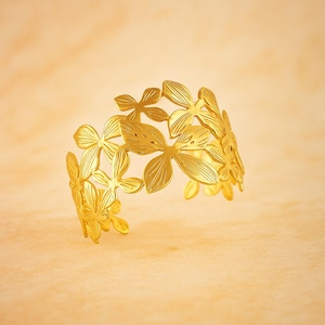 Bracelet jonc réglable au design unique - Bracelet jonc ouvert pour femme - Manchette fleur tendance en plaqué or - Manchette grosse fleur imperméable