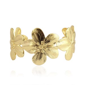 Förgyllt blommigt armband: Elegant blommigt statement-smycke i mässing