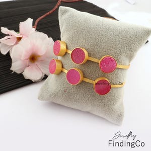 Bracciale rigido in agata rosa placcato oro con druzy - Elegante bracciale da donna fatto a mano - Bracciale con druzy di design