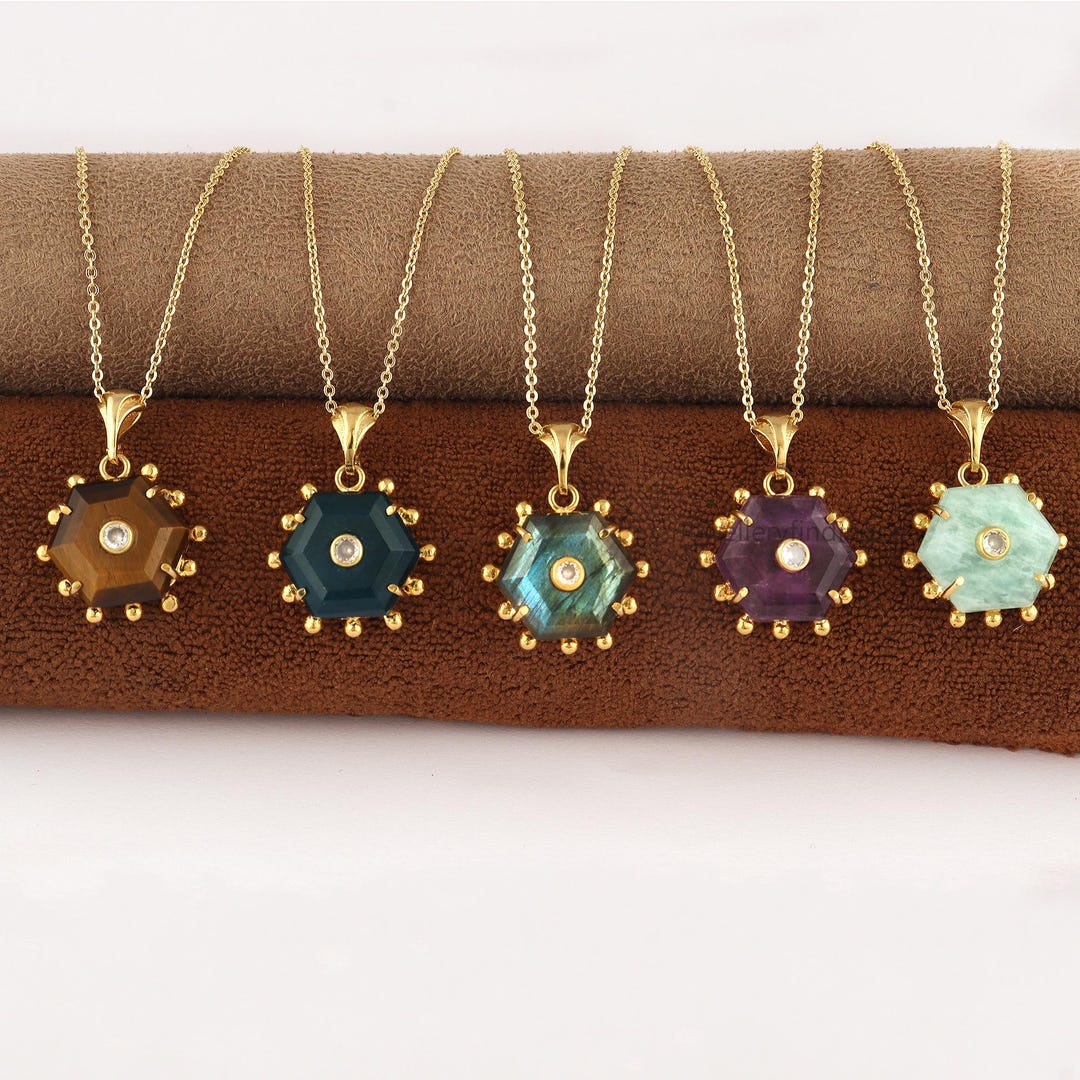 【今週限定価格】GAGAN labradrite stone necklace Hexagon Labradorite Pendant Necklace: Gold-plated Cable Chain With
