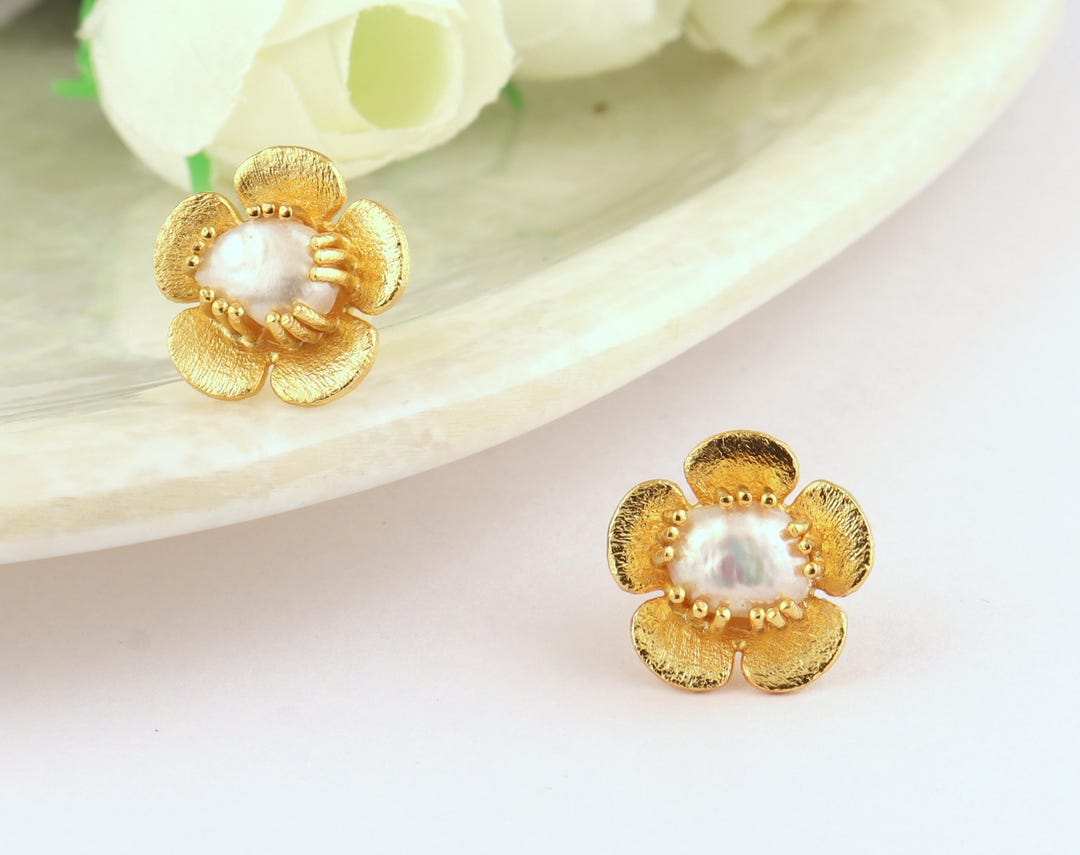 Vintage Flower with Pearl Stud Earrings main image 0