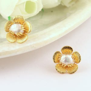 Orecchini a bottone con perle a forma di fiore, orecchini a bottone placcati in oro 18k, orecchini con pietra portafortuna di giugno, orecchini con perle d'acqua dolce, orecchini a bottone con perle floreali minimalisti