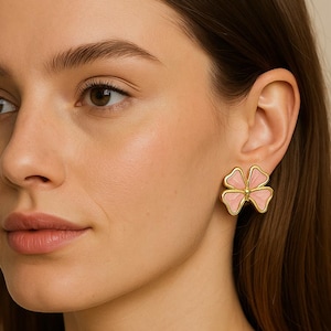 Pendientes de botón con lazo de esmalte rosa - Bonitos pendientes de botón de latón chapados en oro - Joyas delicadas y femeninas - Regalo para ella - Pendientes kawaii
