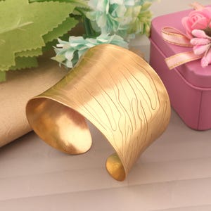Handgemachtes Gold Cuff Armband: Geschmolzener Boho Statement Schmuck