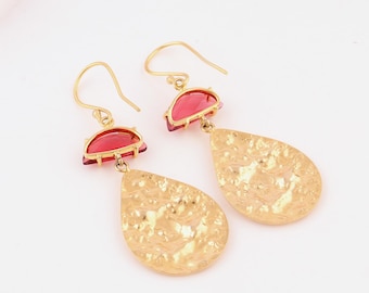 Messing Strukturierte Teardrop Ohrringe: Vergoldete Multicolor Quarz Anhänger