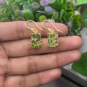 ペリドット ジェイド ターコイズ イヤリング：金メッキ 長方形 宝石 ドロップ