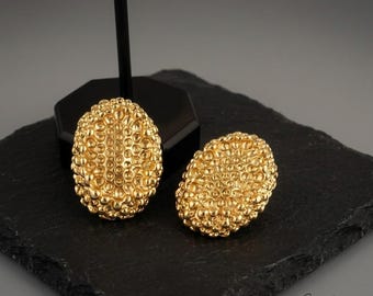 Boucles d'oreilles puces ovales texturées rétro plaquées or – Boucles d'oreilles tendance et imposantes pour femme – Bijoux de créateur