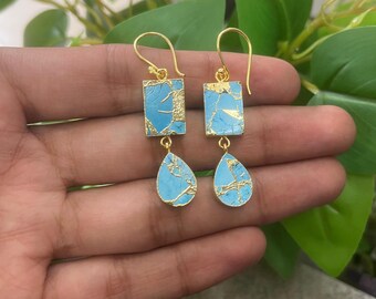 Pendants d'oreilles en cuivre bleu turquoise et plaqué or - Bijoux en pierres précieuses compressées.