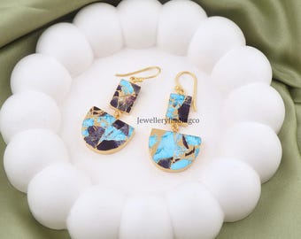 Boucles d'oreilles pendantes en turquoise cuivrée : plaquées or, ornées de deux pierres précieuses de Mohave
