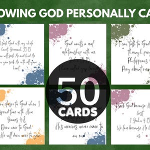 Może przedstawiać: Zestaw 50 kart Knowing God Personally z białym tłem, kolorowymi plamami akwareli i czarnym tekstem pisanym kursywą. Każda karta zawiera unikalny werset religijny lub cytat, w tym odniesienia takie jak Jeremiah 29:13, John 15:15, Philippians 4:6, James 4:8 i 1 John 4:19.