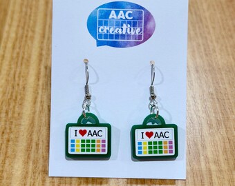 Pendientes con dispositivo de comunicación CAA: Acrílico verde y plata de ley, «Me encanta la CAA», regalo perfecto para logopedas o profesores.