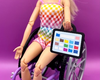 Dispositivo de comunicación aumentativa y alternativa (CAA) acrílico del tamaño de una muñeca con asa para exhibición, decoración y para representar diversos modos de comunicación y apoyar la inclusión.