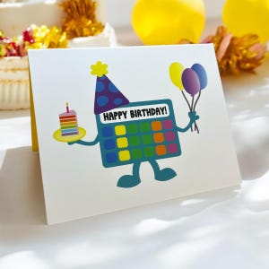 Fijne verjaardag OC-wenskaart met kleurrijk apparaat, cake en ballonnen, perfect voor viering van logopedist, leraar of OC-gebruiker