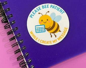 Por favor, tenga paciencia mientras creo mi mensaje. Adhesivo de 5 cm, decora tu tecnología o libros, regalo perfecto para un usuario de CAA. Juego de palabras divertido y multimodal.