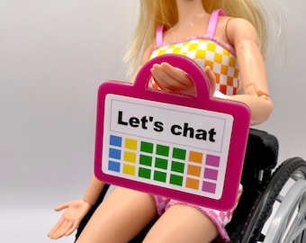 Dispositivo de comunicación aumentativa y alternativa (CAA) acrílico del tamaño de una muñeca con asa para exhibición, decoración y para representar diversos modos de comunicación y apoyar la inclusión.