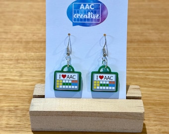 Pendientes con dispositivo de comunicación CAA: Acrílico verde y plata de ley, «Me encanta la CAA», regalo perfecto para logopedas o profesores.