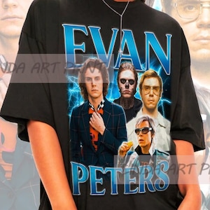 Może przedstawiać: Czarny T-shirt z nadrukiem graficznym przedstawiającym Evan Peters w niebieskim i białym tekście. Grafika przedstawia kolaż zdjęć Evan Petersa w różnych rolach.