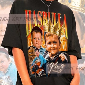 Peut inclure: T-shirt noir surdimensionné avec un imprimé graphique d'un bébé portant une couronne et le texte "Hasrulla King".