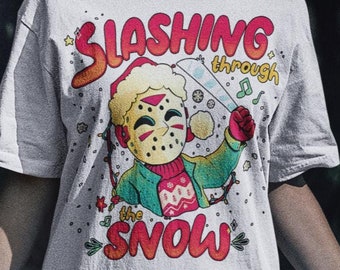 スラッシング スノー シャツ - ジェイソン ボーヒーズ シャツ、13 日の金曜日 シャツ、ボーヒーズ シャツ、面白いハロウィン シャツ、レトロ ハロウィン シャツ、ジェイソン シャツ