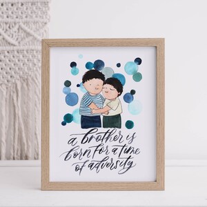 Un Hermano nace para la adversidad - Inglés, Póster Imprimible A4