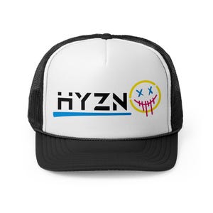 Peut inclure: Casquette de camionneur noire et blanche avec un panneau avant blanc. Le panneau affiche le mot "HYZN" en noir, une ligne bleue et un smiley jaune avec des yeux bleus et une bouche rouge dégoulinante. Le chapeau a un dos en filet noir.