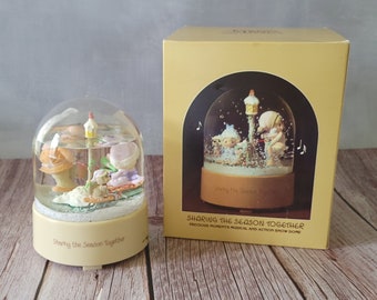 "Enesco Precious Moments Musikalische Schneekugel - ""Sharing the Season Together"" - Spielt das Lied ""Winter Wonderland"" In Box."