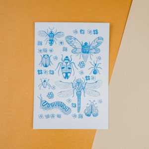 Blaue Insekten - Natur inspirierte Postkarte oder Kunstdruck, Cottagecore Wanddekor, gedruckte gemütliche Illustration, Herbsthaus Ästhetik