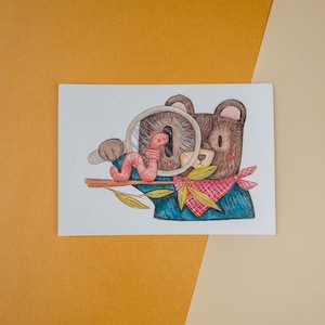 Curious Bear - Natur inspirierte Postkarte oder Kunstdruck, Cottagecore Wanddekor, gedruckte gemütliche Illustration, Herbsthaus Ästhetik