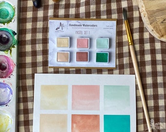 Ensemble pastel avec 6 demi-casseroles ou quarts de casseroles, peinture aquarelle faite à la main, pigment blanc de titane, pigment de roche de sol naturel