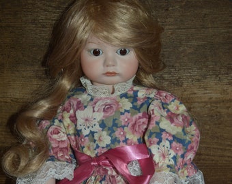 SFBJ 252 Bambola in porcellana bionda con abito floreale Bambole da collezione